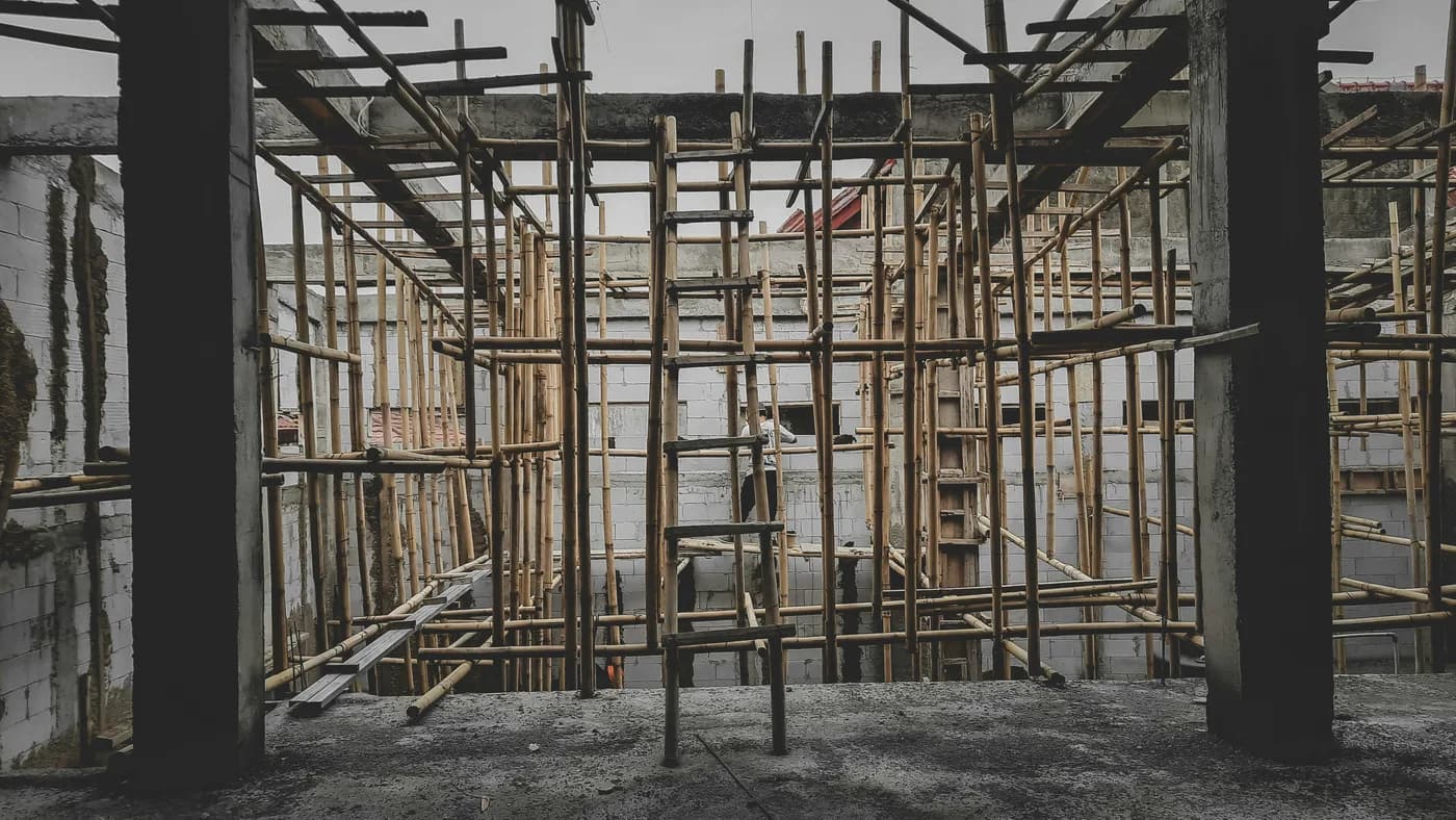 Estructura de una edificación en obra con columnas de concreto y andamios.